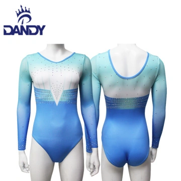 Екі жас қыз, сиқырды сорып жатыр